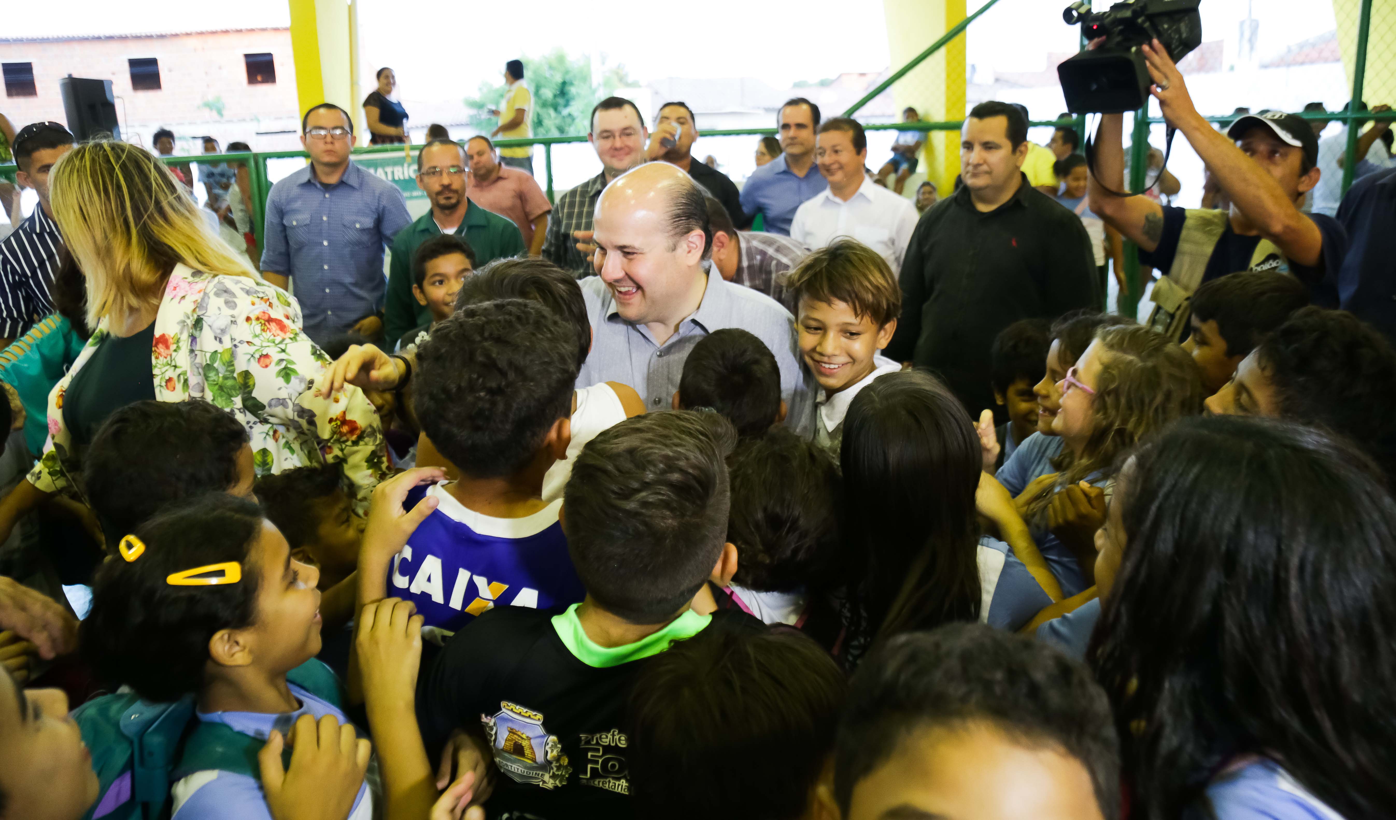 prefeito roberto cláudio rodeado de crianças